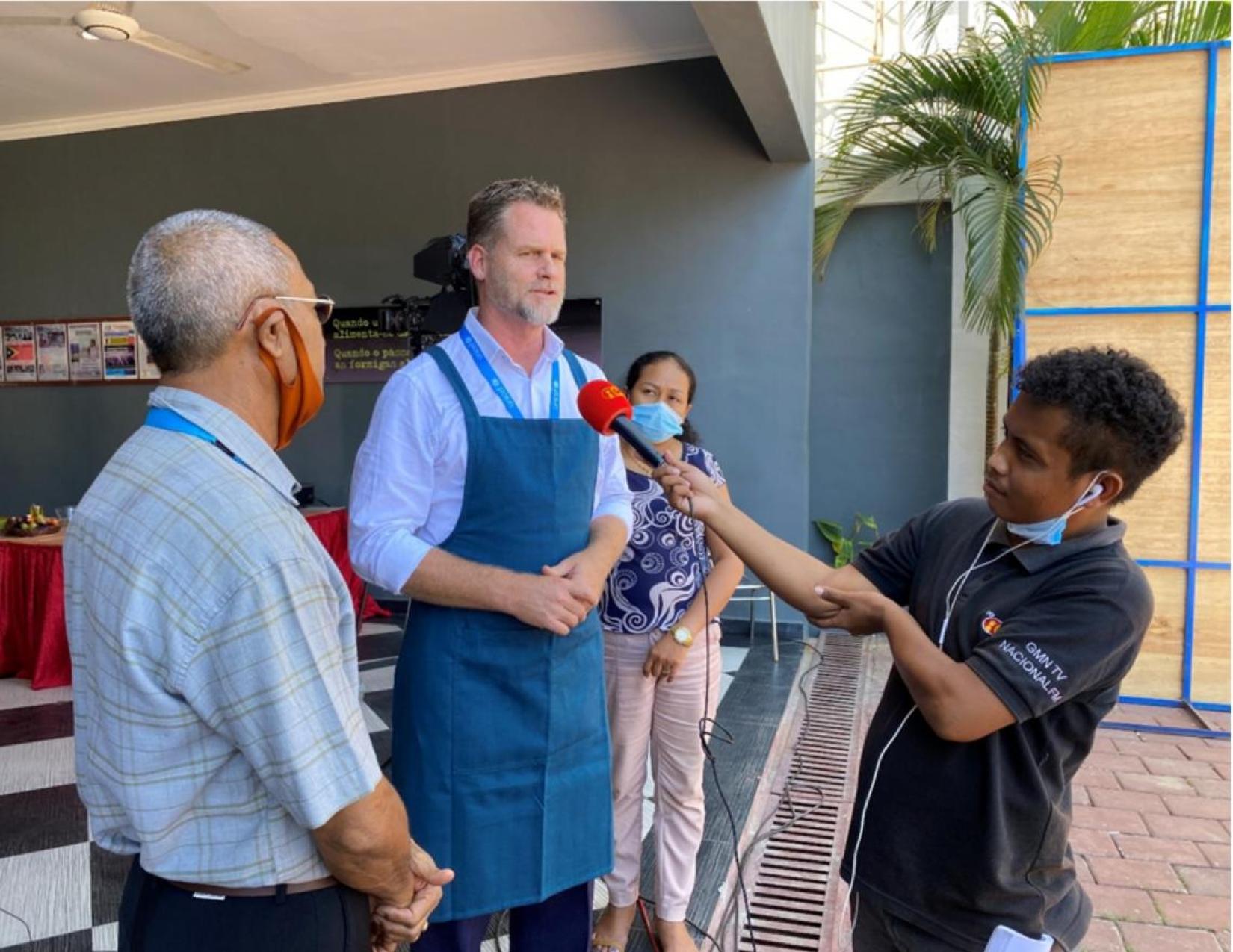 UNICEF's Deputy Representative, Scott Whoolery, talks about the importance of making food both fun and nutritious. Photo courtesy of the European Union in Timor-Leste